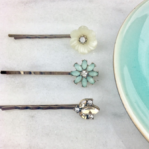 Last! πΈ Antiqued Gold Crystal Flower Hair Pins - Picture 4 of 8